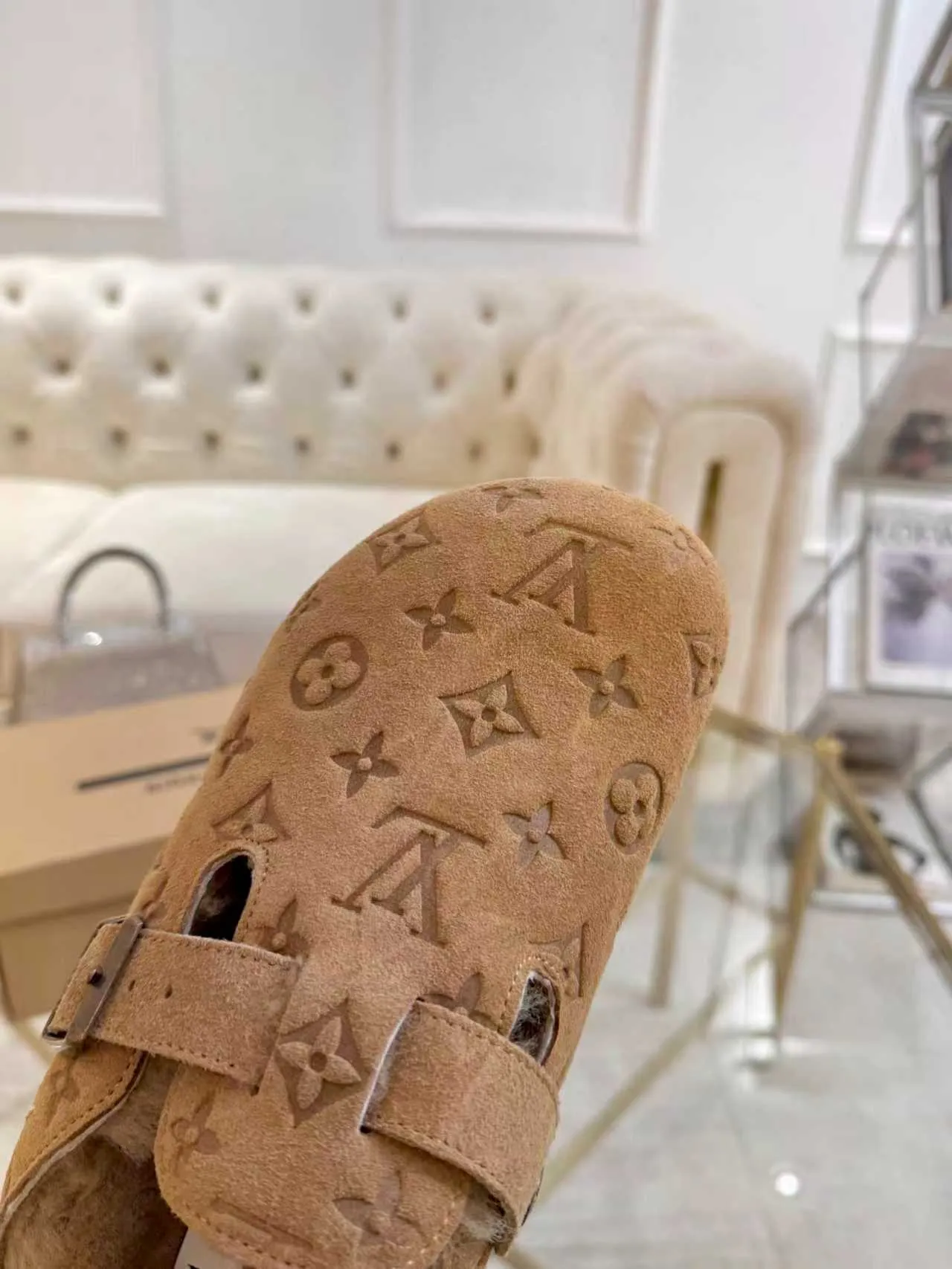 p600🐮🐮 LV wool slippers for couples｜Even the toes exude a sense of luxury ✨ For this pair of LV classic Birkenstock slippers, we have achieved the ultimate restoration of the "higher version", with the mark of luxury in every detail. 👫 ▫️ Original jacquard with delicate cowhide leather, retro texture is at your fingertips; ▫️ 100% pure wool lining, wearing barefoot is like stepping on clouds, skin-friendly, breathable and not sweaty; ▫️ Three-dimensional toe cap + non-slip rubber sole, safe and secure when walking in the wind. The belt buckle and presbyopia elements are embellished, revealing the aura of a big-name brand in a low-key manner. Whether it is on a date or out on the street, every step is like walking in the middle of a show. Pair it with jeans for a lazy and casual look; with a coat and skirt, it will look elegant. With one pair of shoes, you can easily switch between multiple styles, and you never have to be deliberate about the sense of luxury. #LVcouples #high-endwear #lightluxurylife #quality recommendation Fabric: classic presbyopia/imported sheepskin/classic jacquard fabric Lining: imported wool lining Sole: original rubber sole Size: Female 35-41 Male 38-46